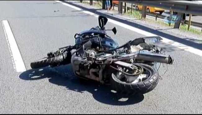 İstanbul'da motosikletle bariyerlere çarpan polis şehit oldu