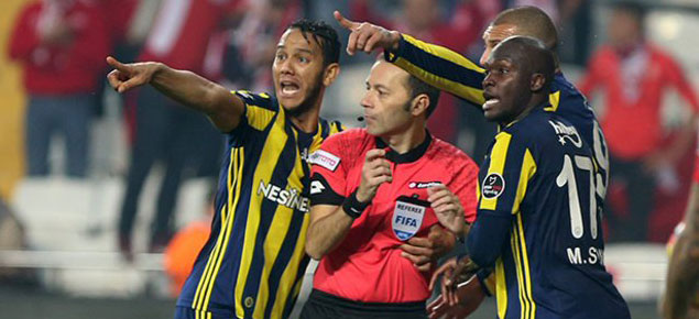 Olaylı maçta Cüneyt Çakır'a tam not verildi!