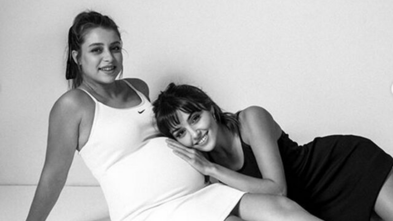 Hande Erçel ve Gamze Erçel'den doğum öncesi poz!