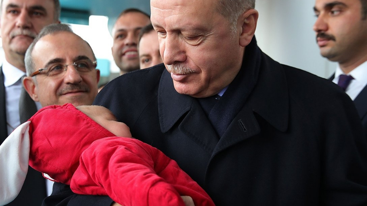Cumhurbaşkanı Erdoğan İzmir'de bebek sevdi!
