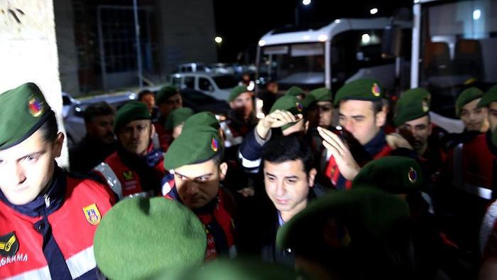 HDP Eş Genel Başkanı Demirtaş hastaneye kaldırıldı