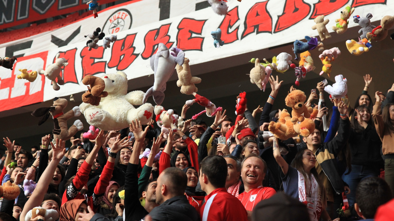 Samsunspor tribünlerinde kimsesiz çocuklara oyuncak sürprizi!