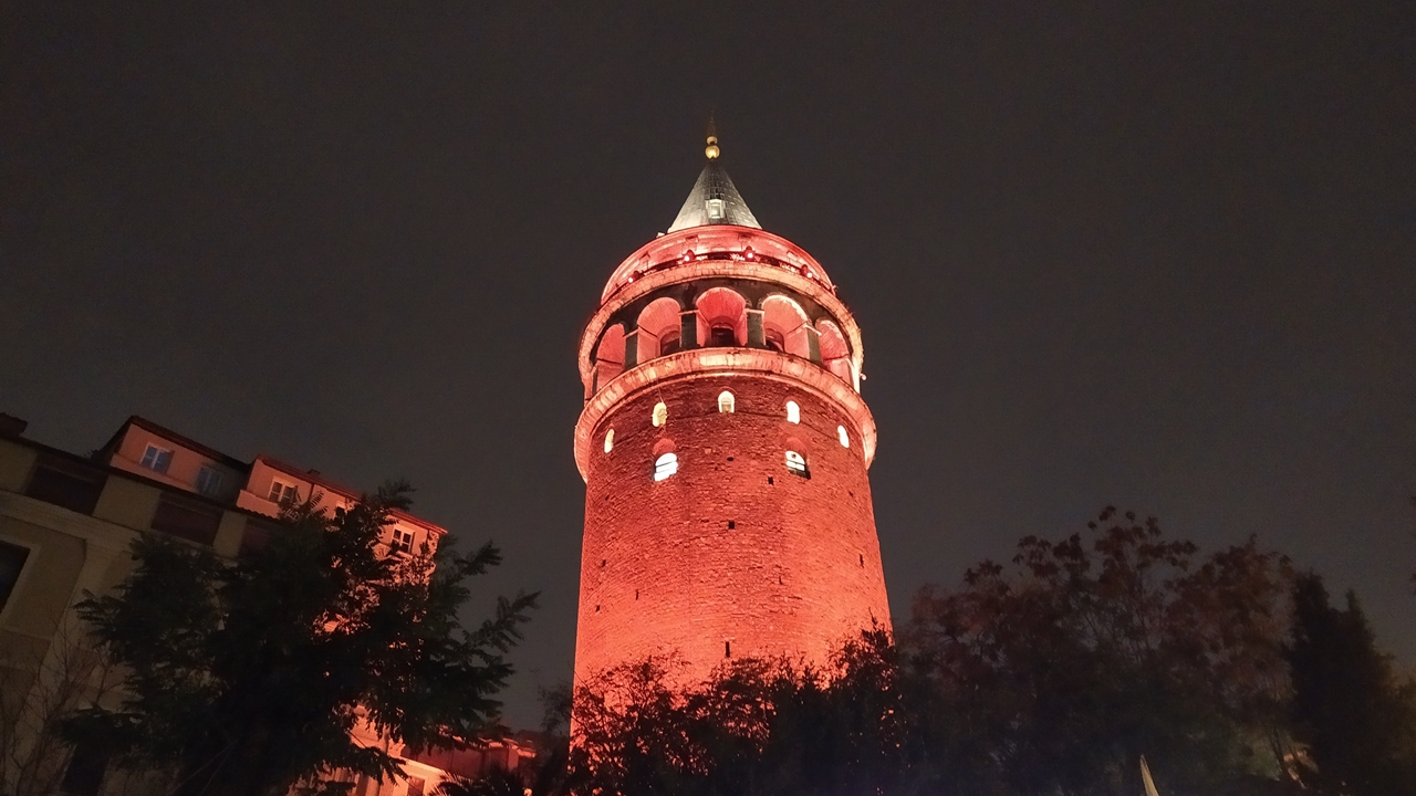 Kadına şiddete karşı turuncuya büründüler...