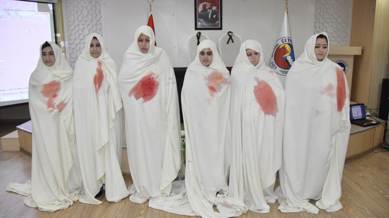 Adana'da kadına şiddete karşı kefenli protesto!