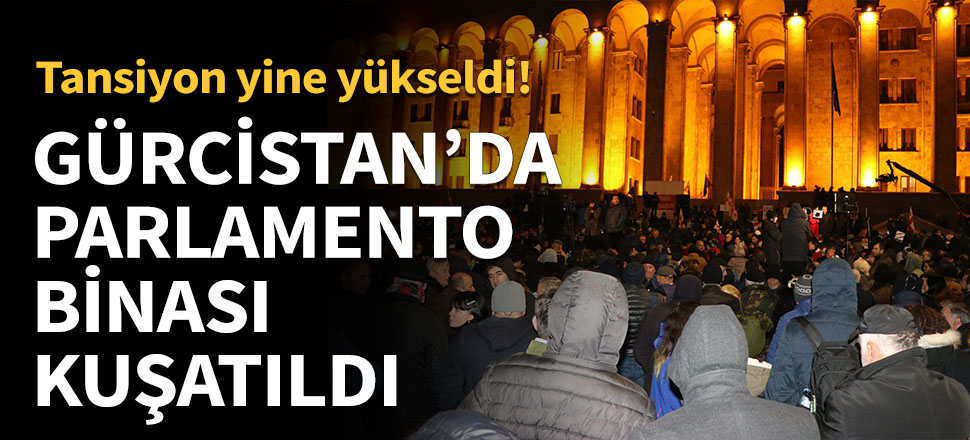 Protestocular parlamento binasını kuşattı...