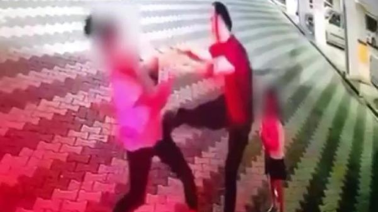 Boşandığı eşini tekme tokat dövdü...