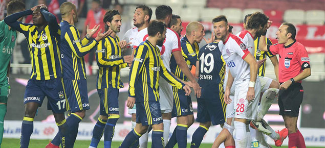 Fenerbahçe’de Cüneyt Çakır isyanı çığ gibi büyüyor
