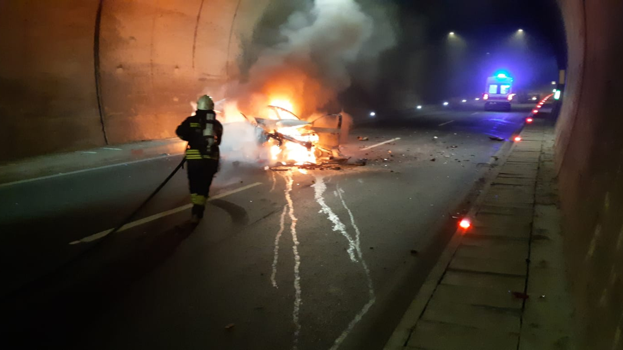 Kamyonla çarpışıp alev topuna döndü...