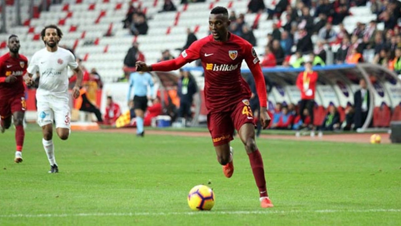 Fenerbahçe, Mensah'ı bedavaya alıyor!