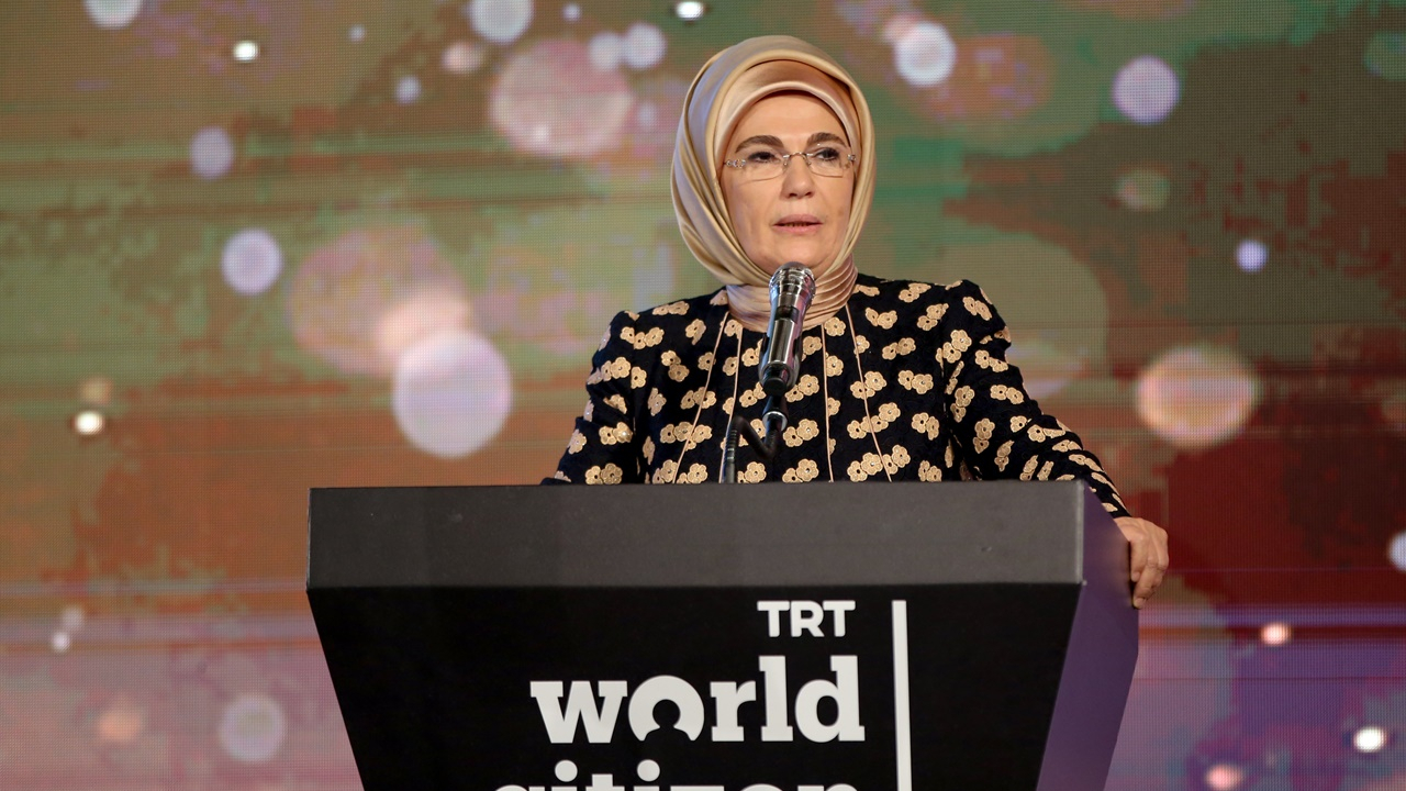 Emine Erdoğan: Dünyanın büyük bir yükünü omuzlarımızda taşıyoruz!