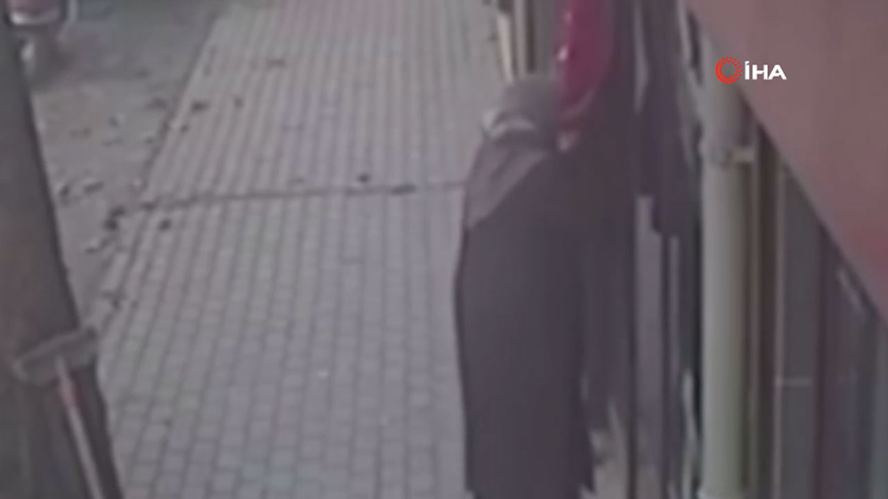 Türk bayrağını 3 kere öperek alnına koydu