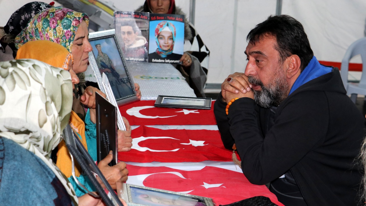 Sanatçılardan Diyarbakır annelerine destek