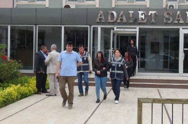 1 yaşındaki bebeğini yastıkla boğup, denize attı!