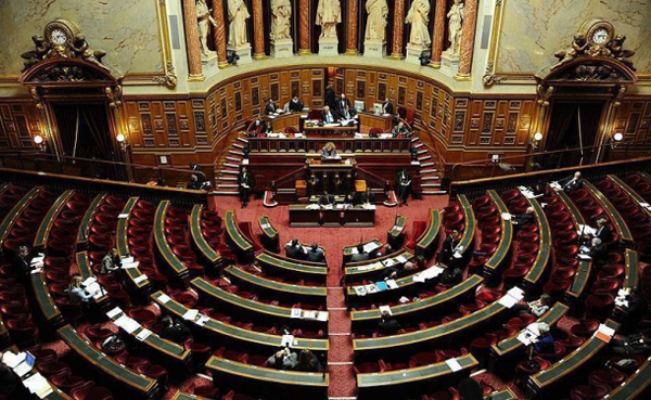 Fransa'da OHAL Senato'dan geçti