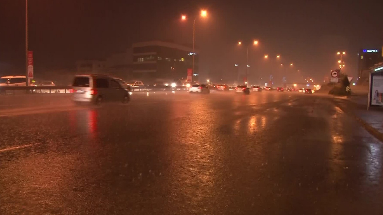 İstanbul'da beklenen yağış başladı!