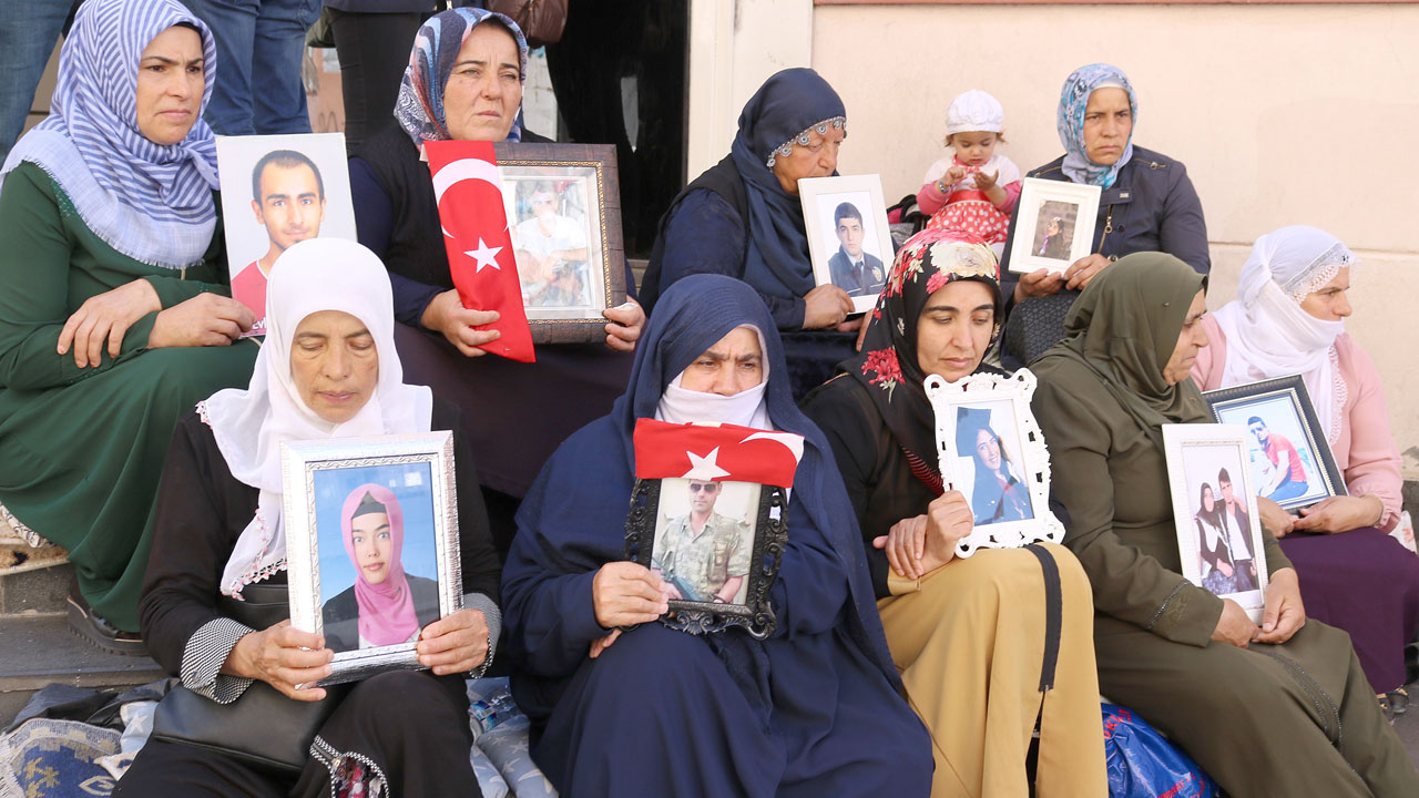Anneler çocuklarını dağdan indirdi