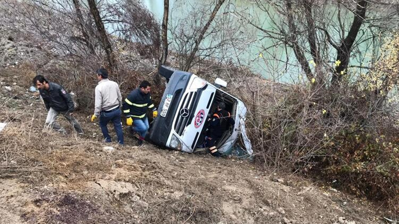 Hentbol takımını taşıyan minibüs kaza yaptı!