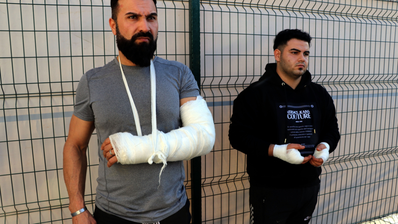 Yunan askeri dövüp ellerini kesti!