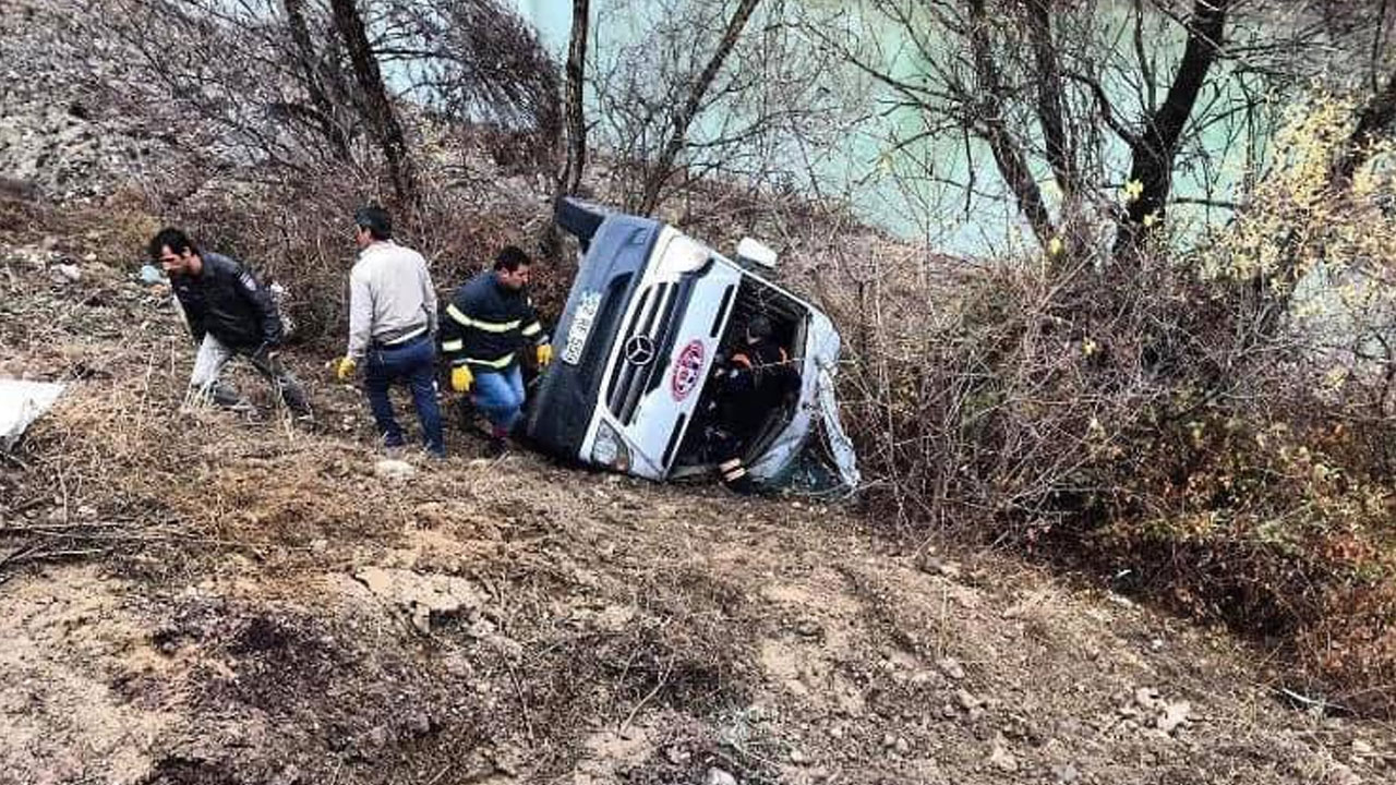 Yozgat'ta hentbol takımını taşıyan minibüs devrildi