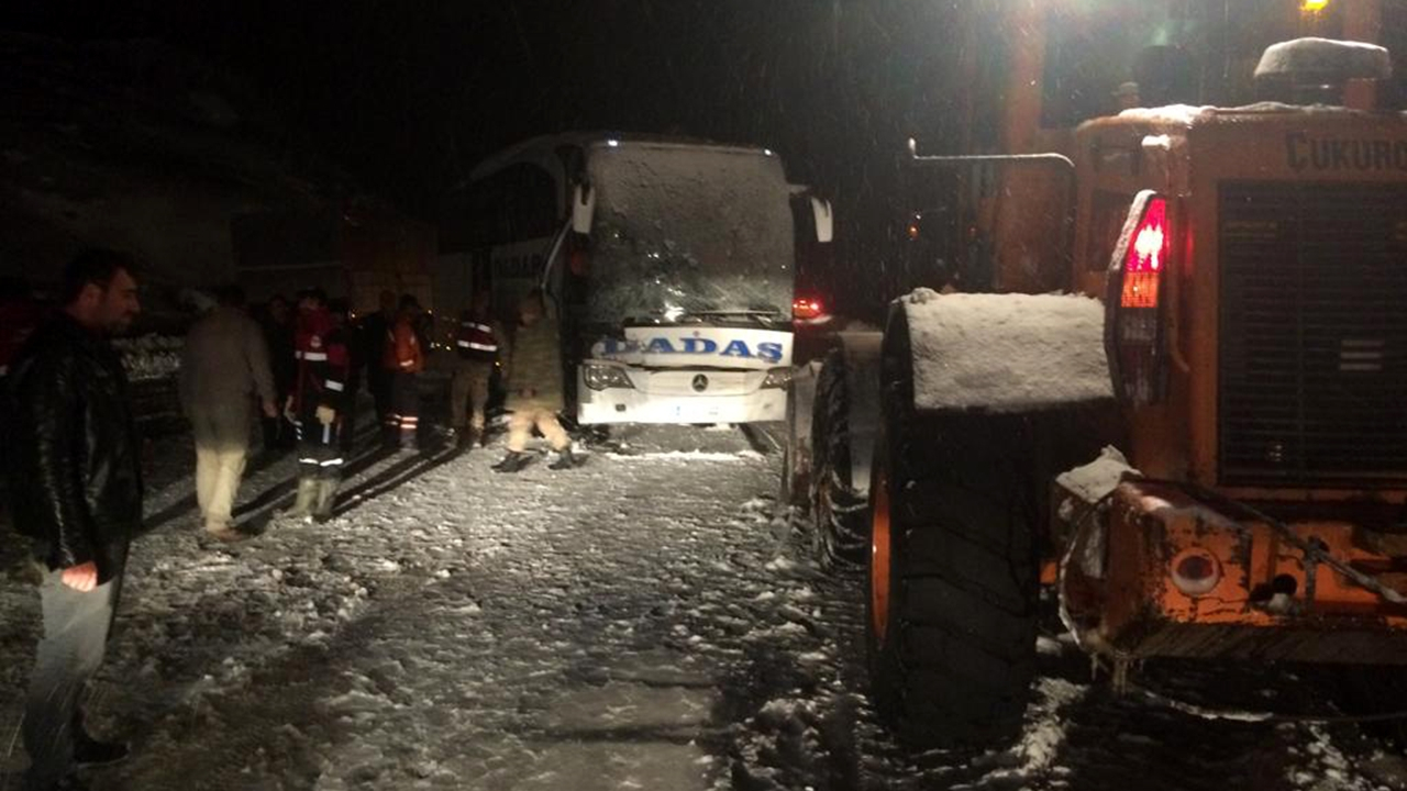 Otobüs, kar küreyen kepçeye çarptı: 1 ölü!