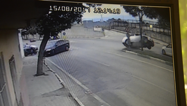 Karşı şeritten gelen otomobilin üzerine böyle uçtu