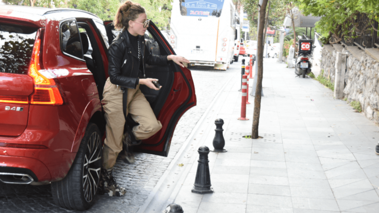 Serenay Sarıkaya trafiği felç etti!