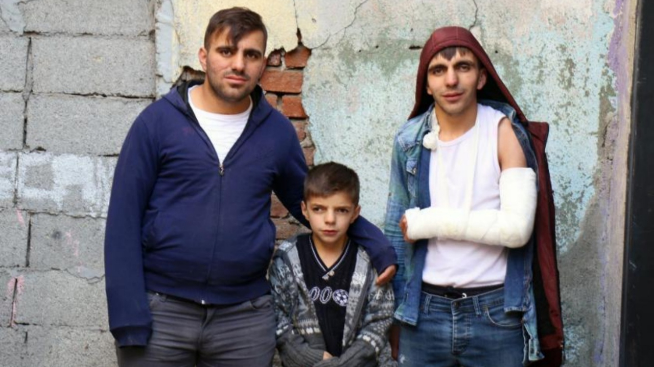 İş isteyen çocuğun kolu kırık değilmiş!