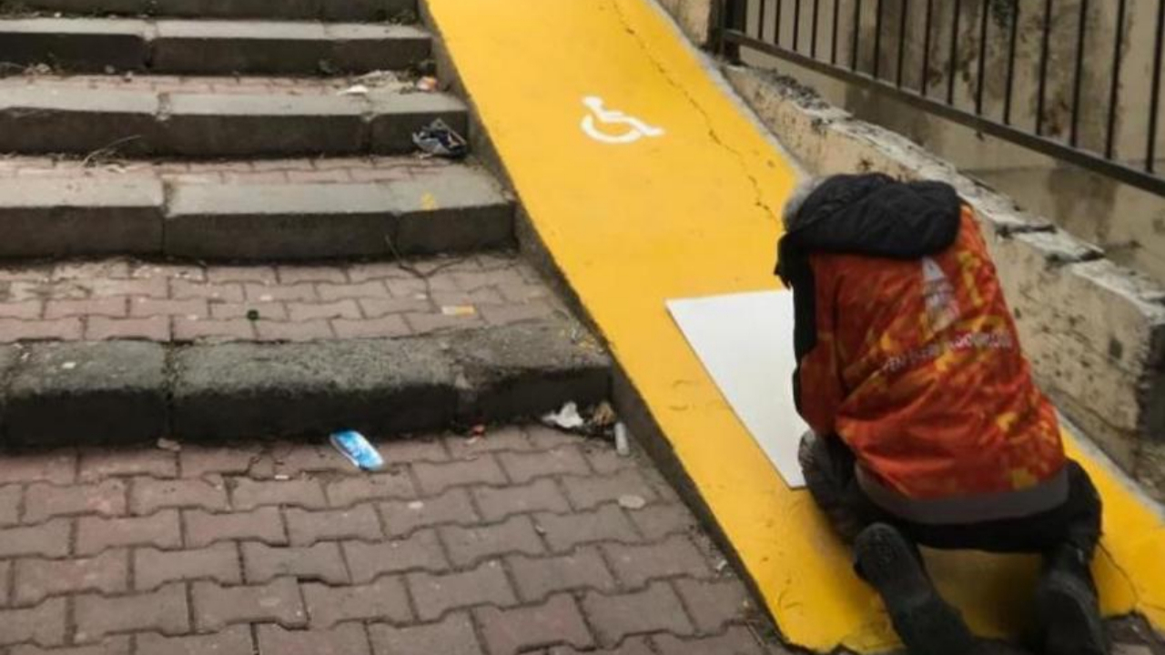 Beyoğlu'nda apartman girişlerine engelli rampaları yapıldı