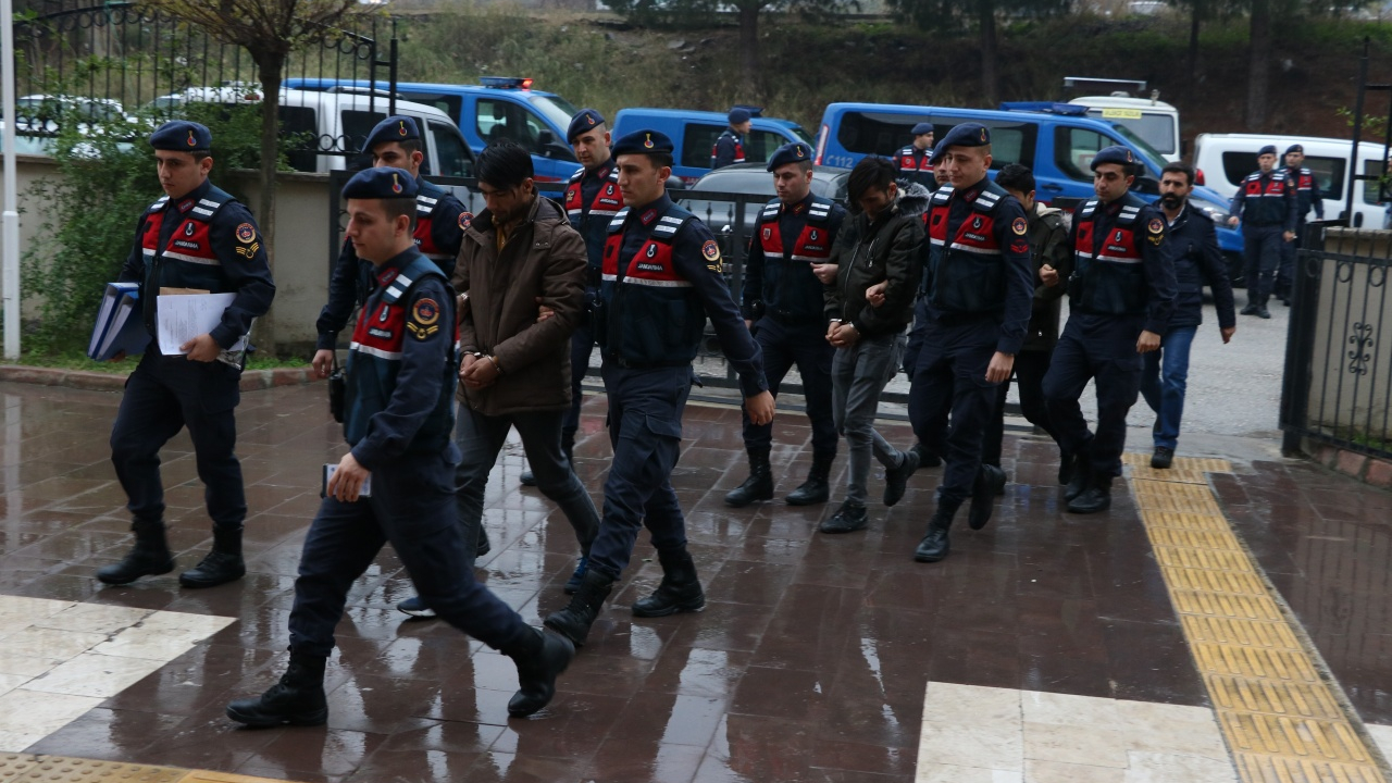 Arkadaşlarını öldürüp dereye attılar!