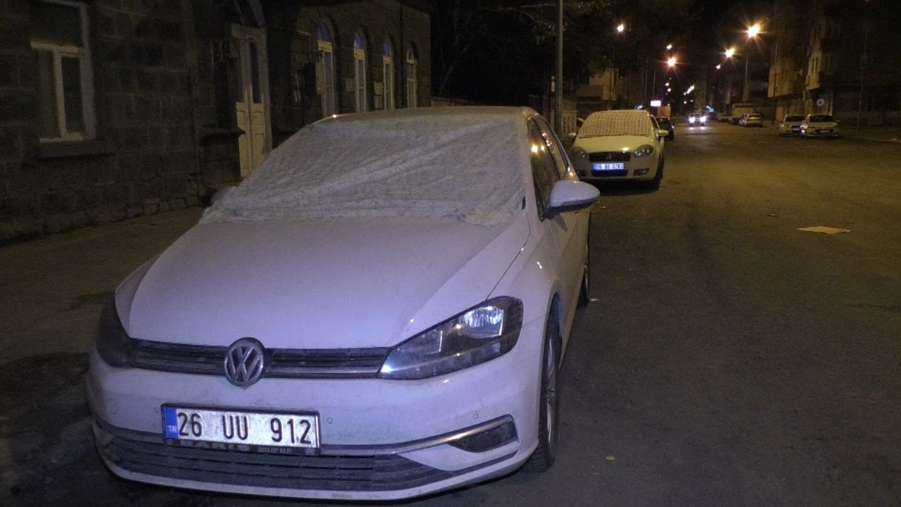 Kars'ta araçlara halılı ve battaniyeli koruma...