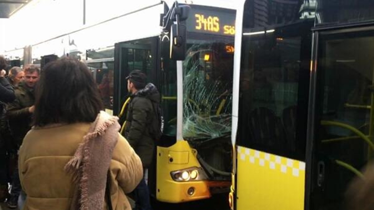 Fikirtepe'de iki metrobüs birbirine girdi!