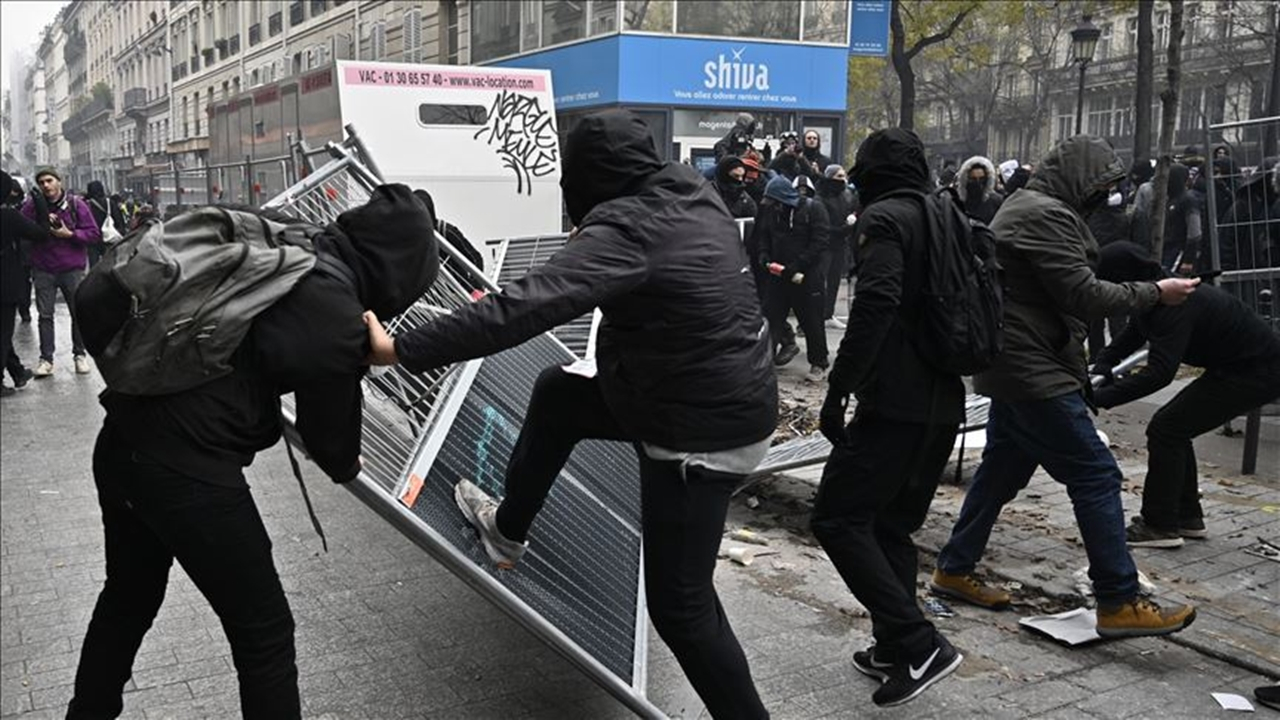 Paris sokakları karıştı, polis müdahale ediyor...