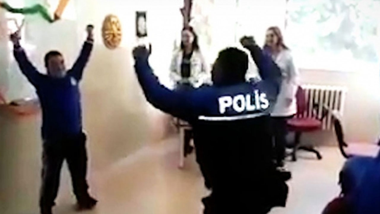 Polis abisiyle zeybek oynadı