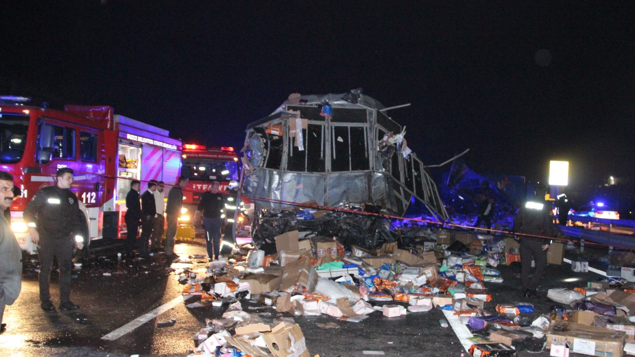 Düzce’de feci kaza: 2 ölü, 35 yaralı!