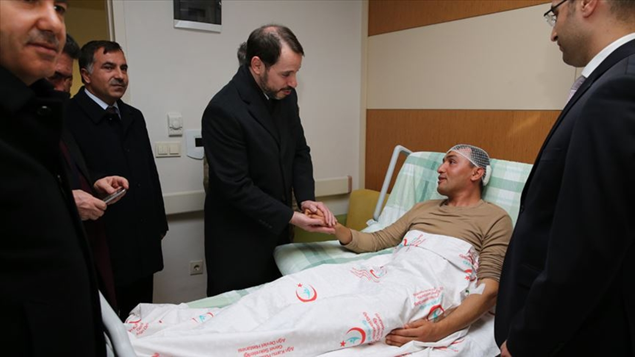 Bakan Albayrak'tan yaralı askerlere ziyaret!