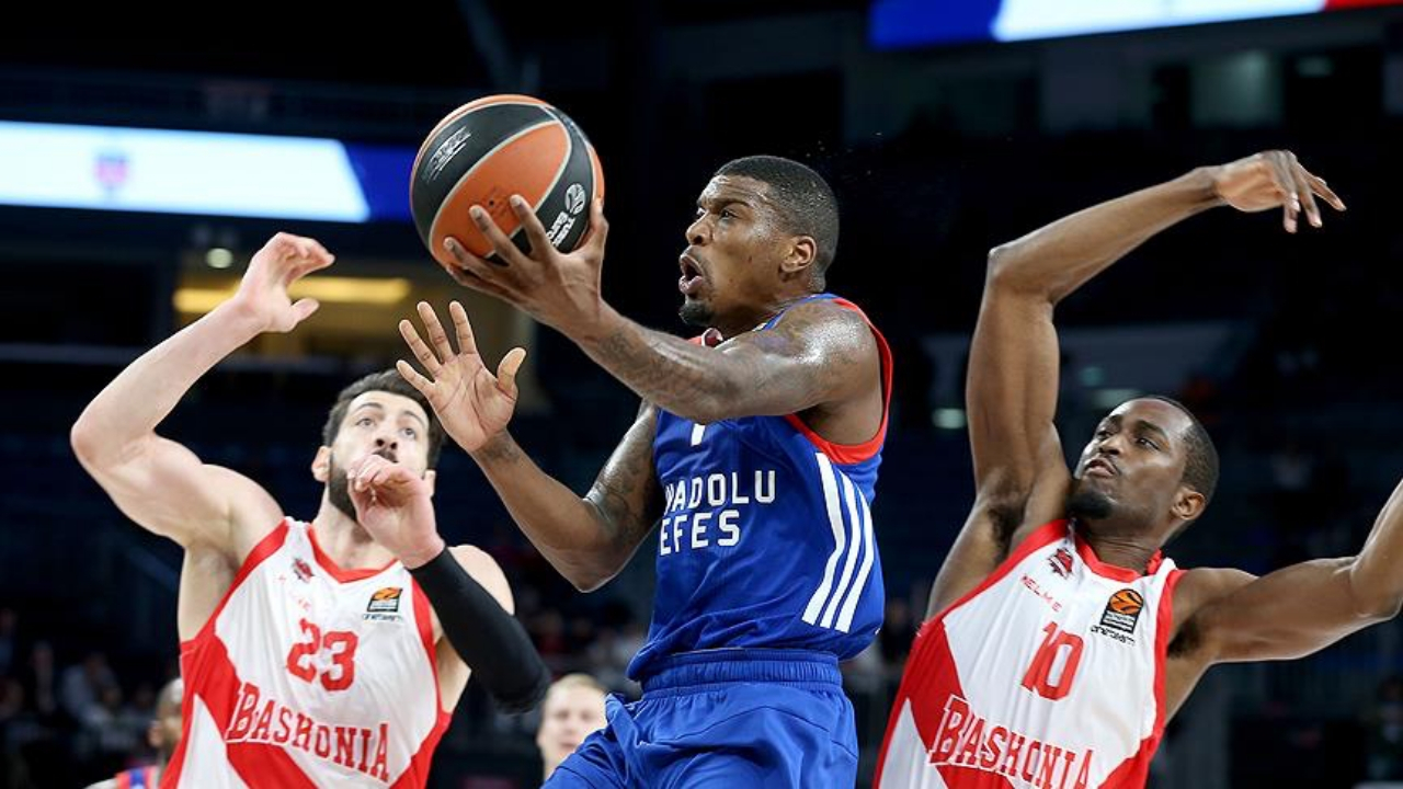 Anadolu Efes Baskonia'yı darmadağın etti!