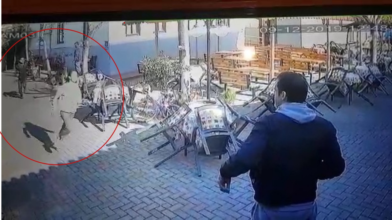Öfkeli baba kızını döven öğrencileri kovaladı!