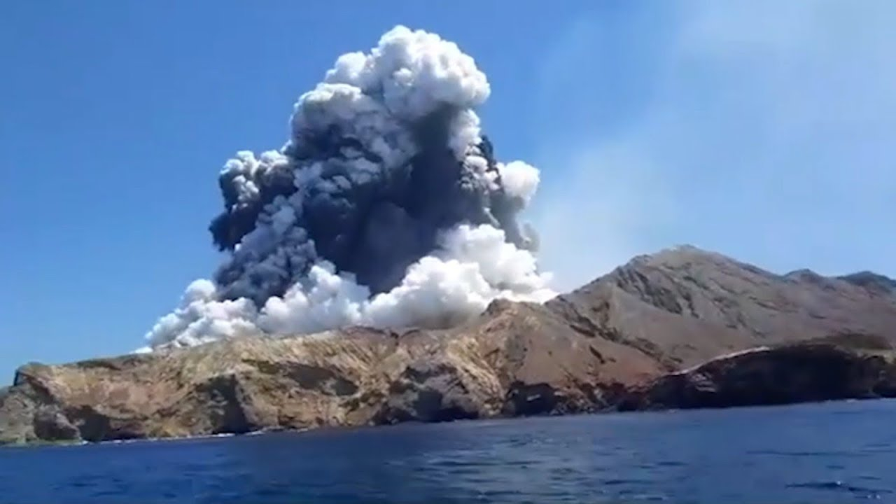 Volkan faciası! Turistler gezerken patladı...