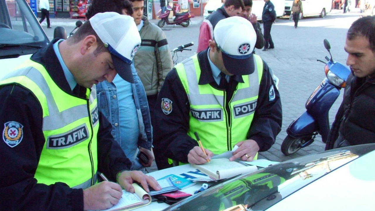 Uyarılara aldırış etmeyen sürücülere ceza yağdı!