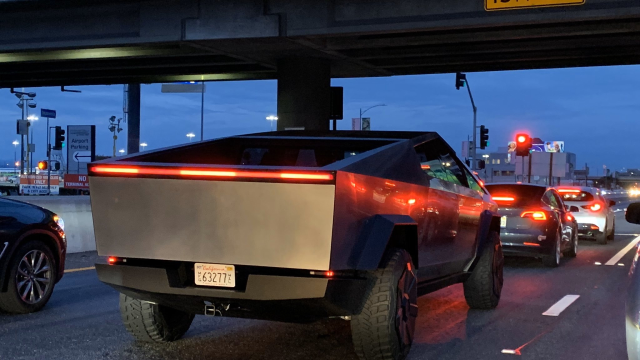 Elon Musk, Cybertruck'ı çarptı!