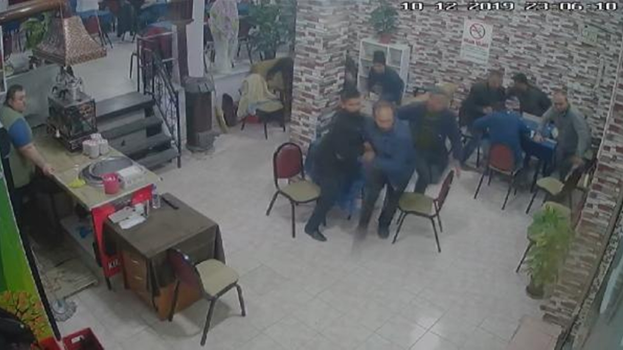 Depremi hissedince panikle dışarıya kaçtılar...