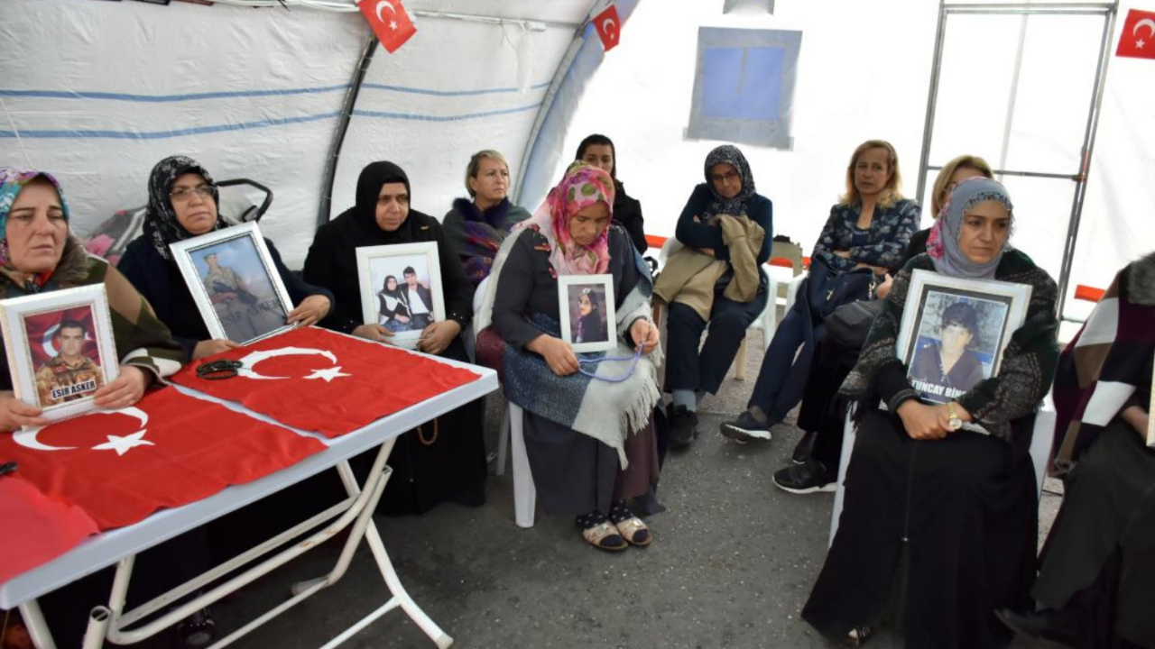 Evlat nöbetinde 100. gün! Analar yağmur, çamur, soğuk dinlemeden bekliyor