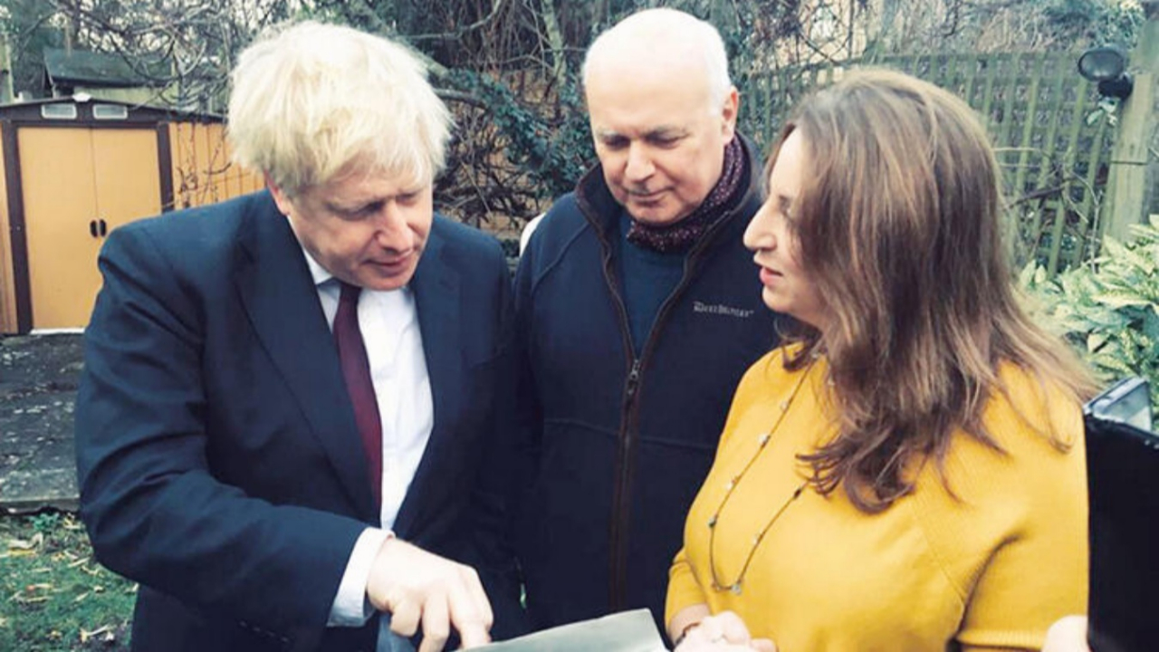 Türk gazeteci gösterdi, Boris Johnson büyük heyecan yaşadı!