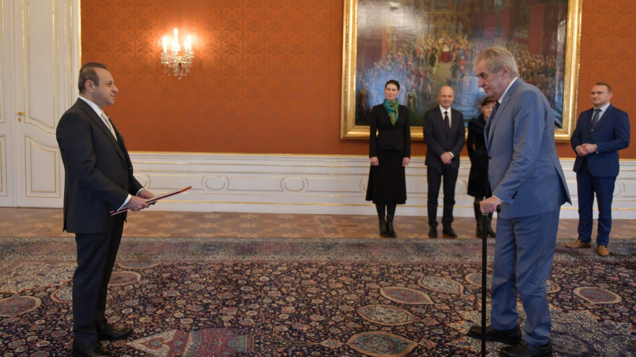 Egemen Bağış'tan Zeman'a güven mektubu! Prag kalesine Türk bayrağı çekildi...
