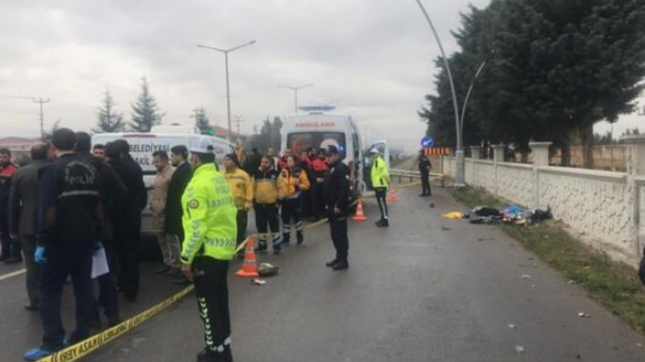 Uşak'ta otomobil durağa daldı: 3 ölü!