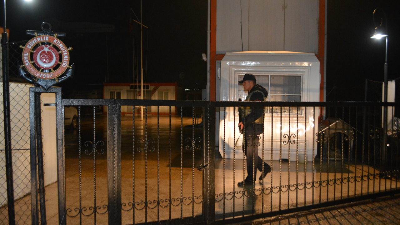 Tekneleri batan FETÖ'cüleri Sahil Güvenlik kurtardı...