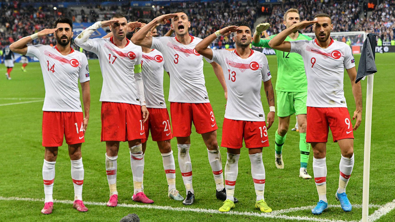 UEFA'dan asker selamı kararı!