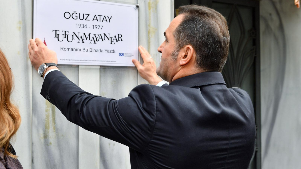 İlk tabela 'Tutunamayanlar' için asıldı!