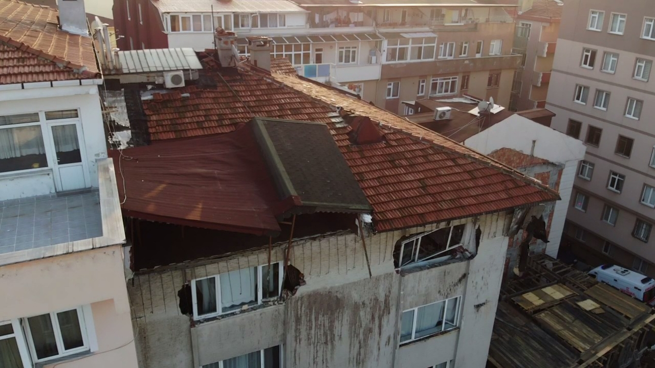 Şişli'de bir yıl önce dublekse çevrilen çatı katı çöktü!