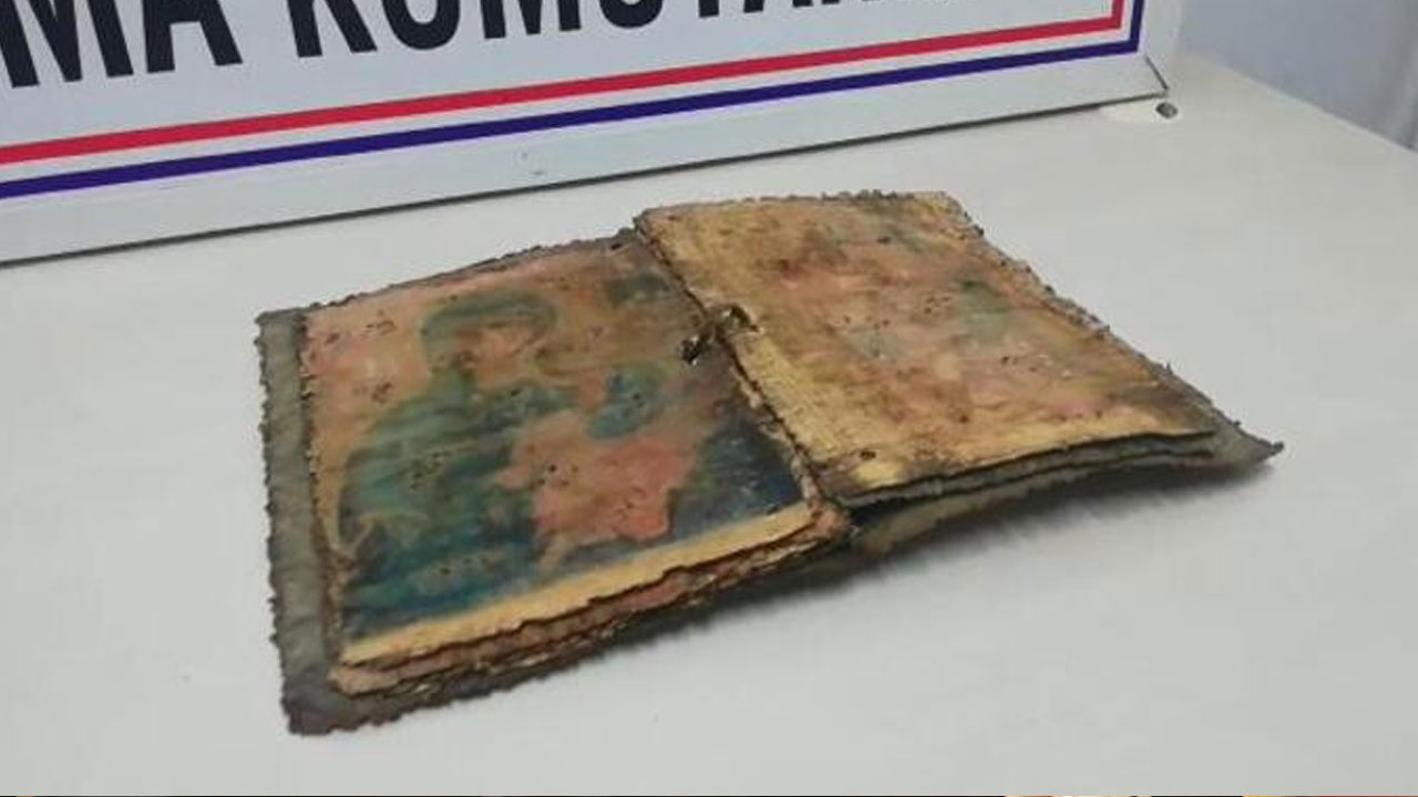 1000 yıllık iki İncil ele geçirildi